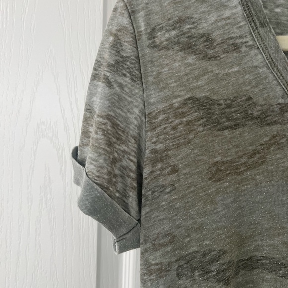 American Eagle Camo V-Neck T-Shirt - Picture 7 of 8